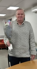 Väistyvä puheenjohtaja Matti Pulkkinen kukitettuna kiitoksena pitkästä urastaan.