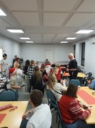 Joulupukki jakamassa lahjoja